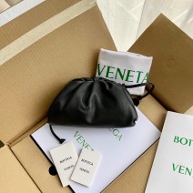 Bottega Veneta Small the Pouch Black B585852